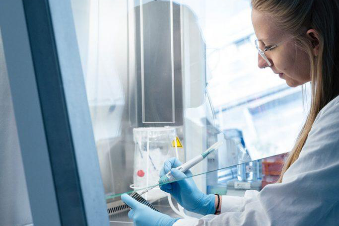 An der Sterilwerkbank im Reinraum testet Anja Himmelstein die Affinität der Wirkstoffkandidaten an Schleim.
