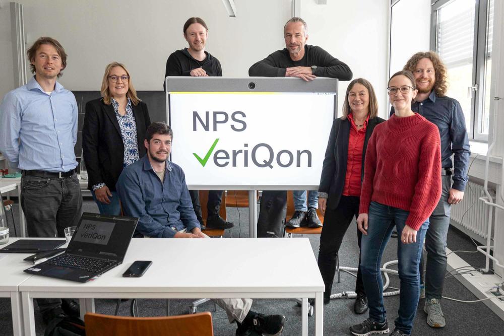Das Team des Projektes NPS VeriQon von links nach rechts: Felix Rudolphi, Sara Seiffert, Till Orth, Robert Müller, Torsten Schönberger, Beate Paulus, Anna Wernbacher, Vincent Pohl.