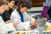 NatLab:Mit TuWaS!, dem Grundschulprogramm des NatLabs, können Kinder von 6-12 Jahren kleine Experimente durchführen.